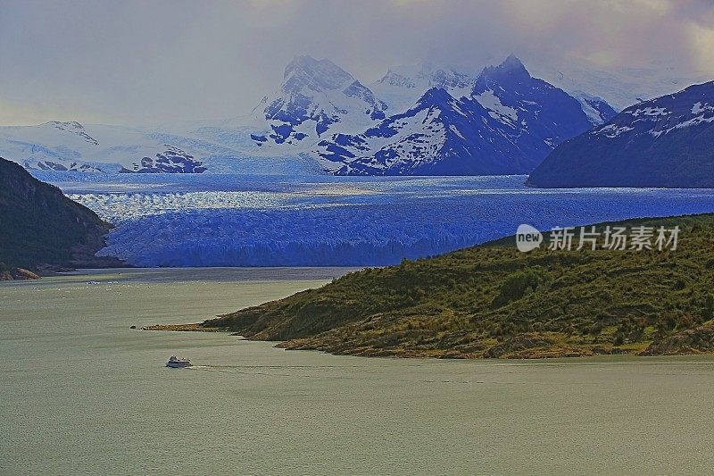 莫雷诺冰川，船和阿根廷湖- El Calafate，巴塔哥尼亚，阿根廷